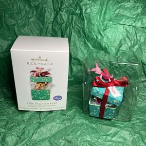 Hallmark Christmas Ornament (2011) A Big Present for  Piglet •  Winnie the Pooh